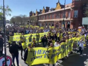 澳客网官网-忍无可忍!大批热刺球迷上街抗议:列维,滚出我们的俱乐部